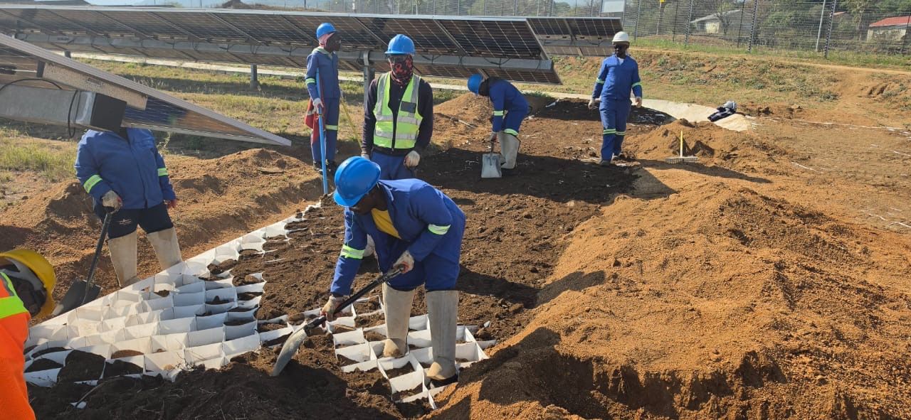 Crew filling Greencell / Multicell cells with soil at Balfour